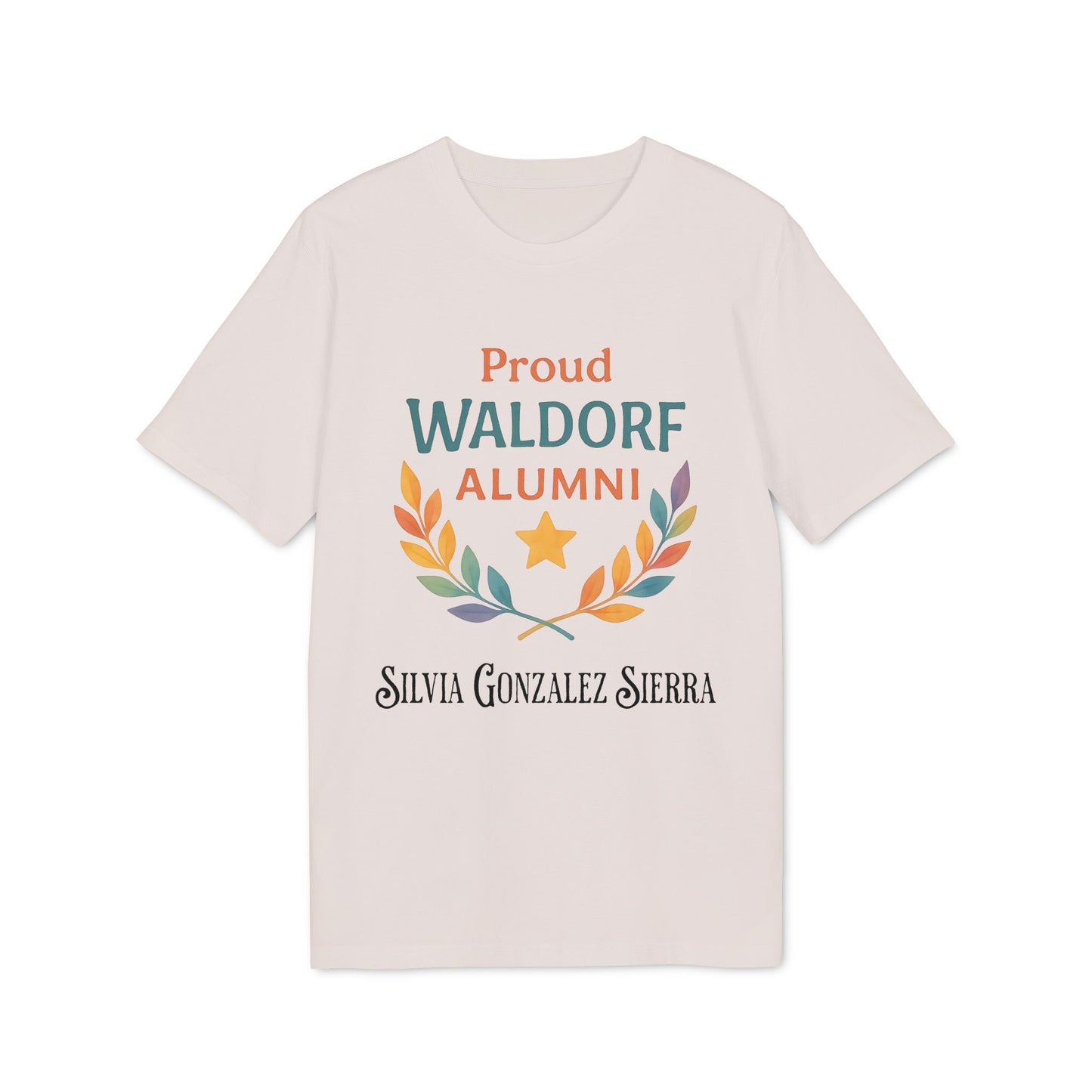 Proud Waldorf Alumni Light Colors camiseta beige con texto Proud Waldorf Alumni, corona de hojas multicolor y nombre Silvia Gonzalez Sierra