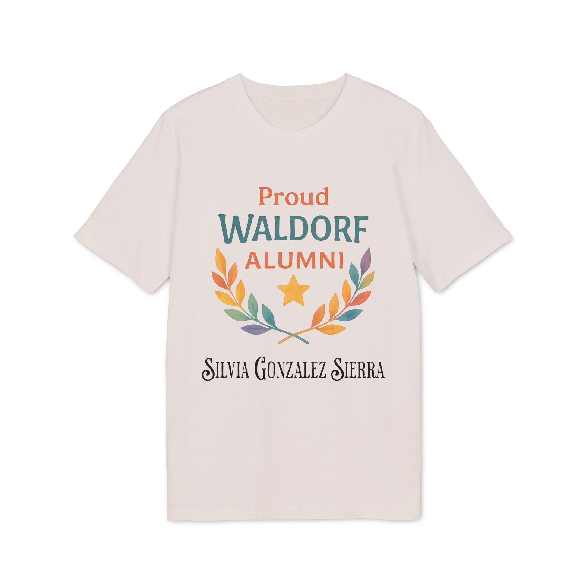 Proud Waldorf Alumni Light Colors camiseta beige con texto Proud Waldorf Alumni, corona de hojas multicolor y nombre Silvia Gonzalez Sierra