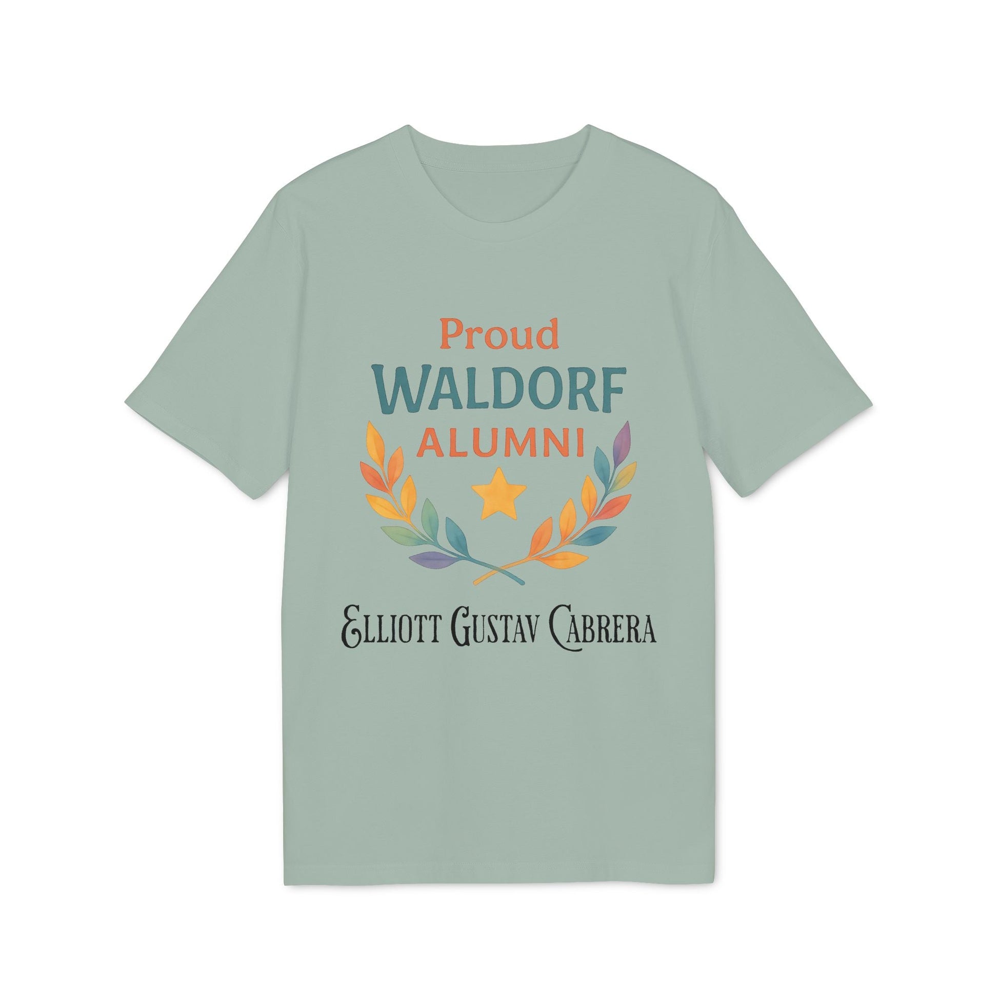 Alt Tag: Proud Waldorf Alumni Light Colors camiseta verde salvia con texto "Proud Waldorf Alumni", laureles y estrella en tonos claros
