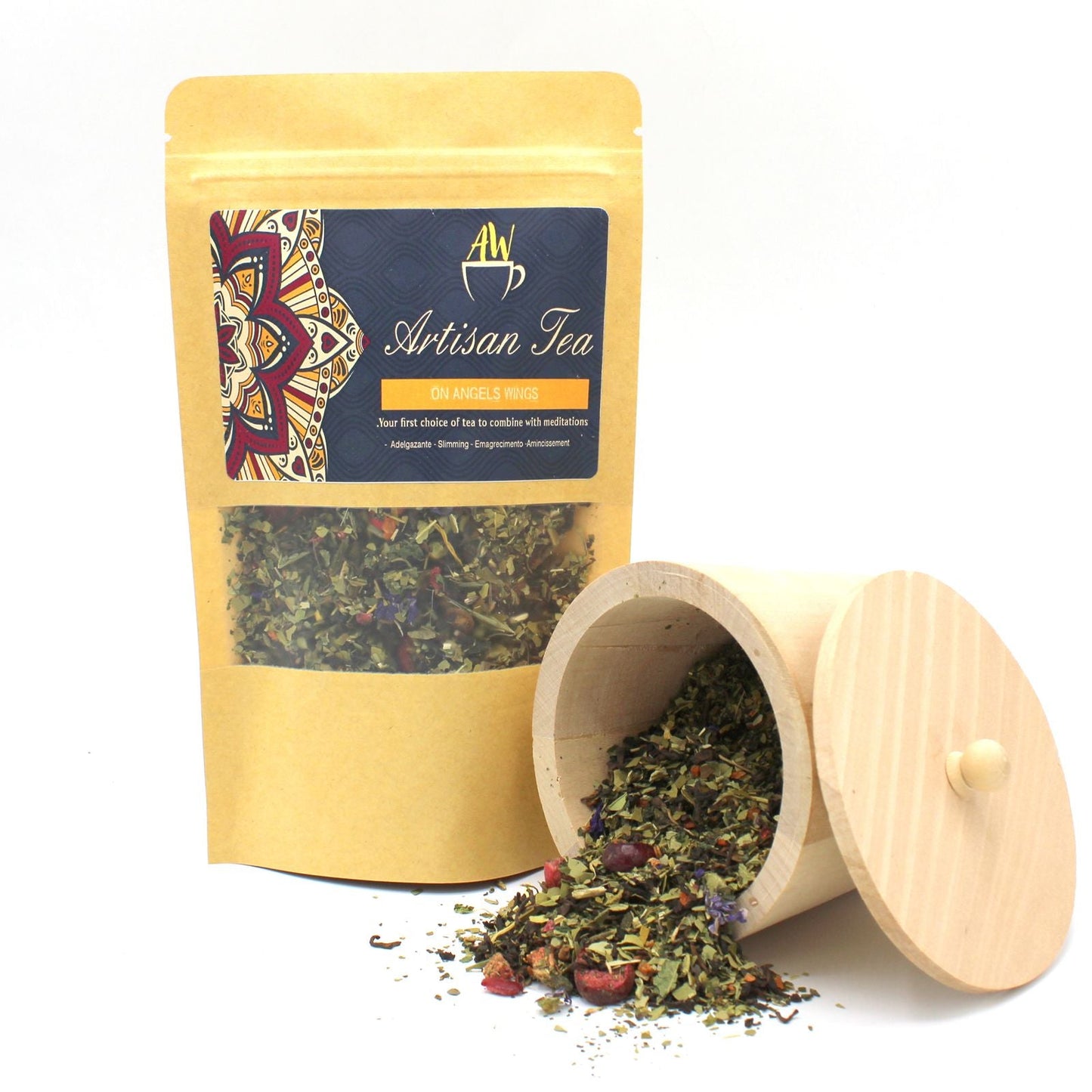 Pu-Erh handwerkliche Teemischung – 50G Beutel „On Angels Wings“ mit losem Blatttee, Holzbehälter und Beerenstückchen auf weißem Hintergrund