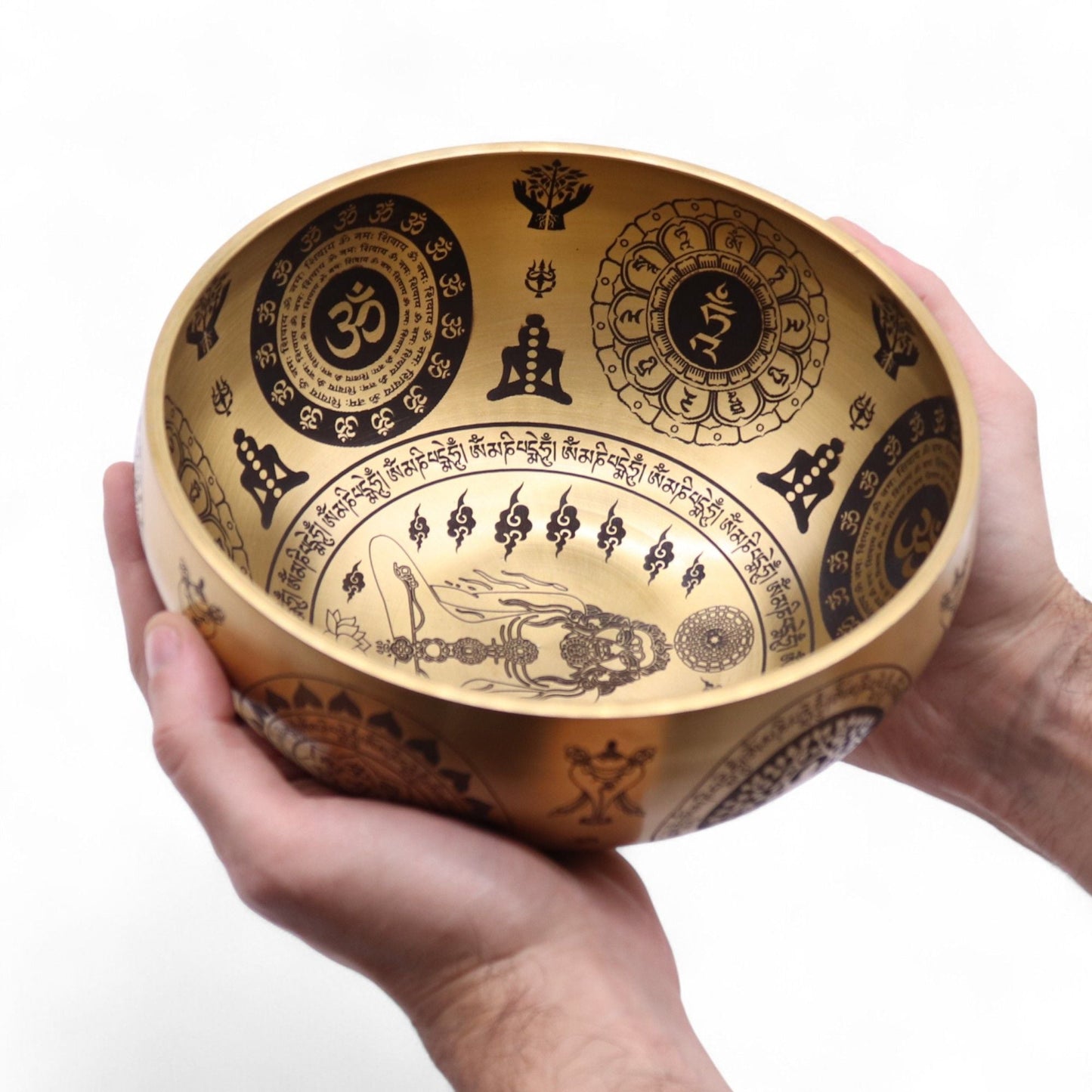 Alt Tag: Tibetanska klangskålar i ren mässing – set om 4 – 3.85KG, cuenco tibetano de latón med graverade spirituella symboler, hålls i händerna
