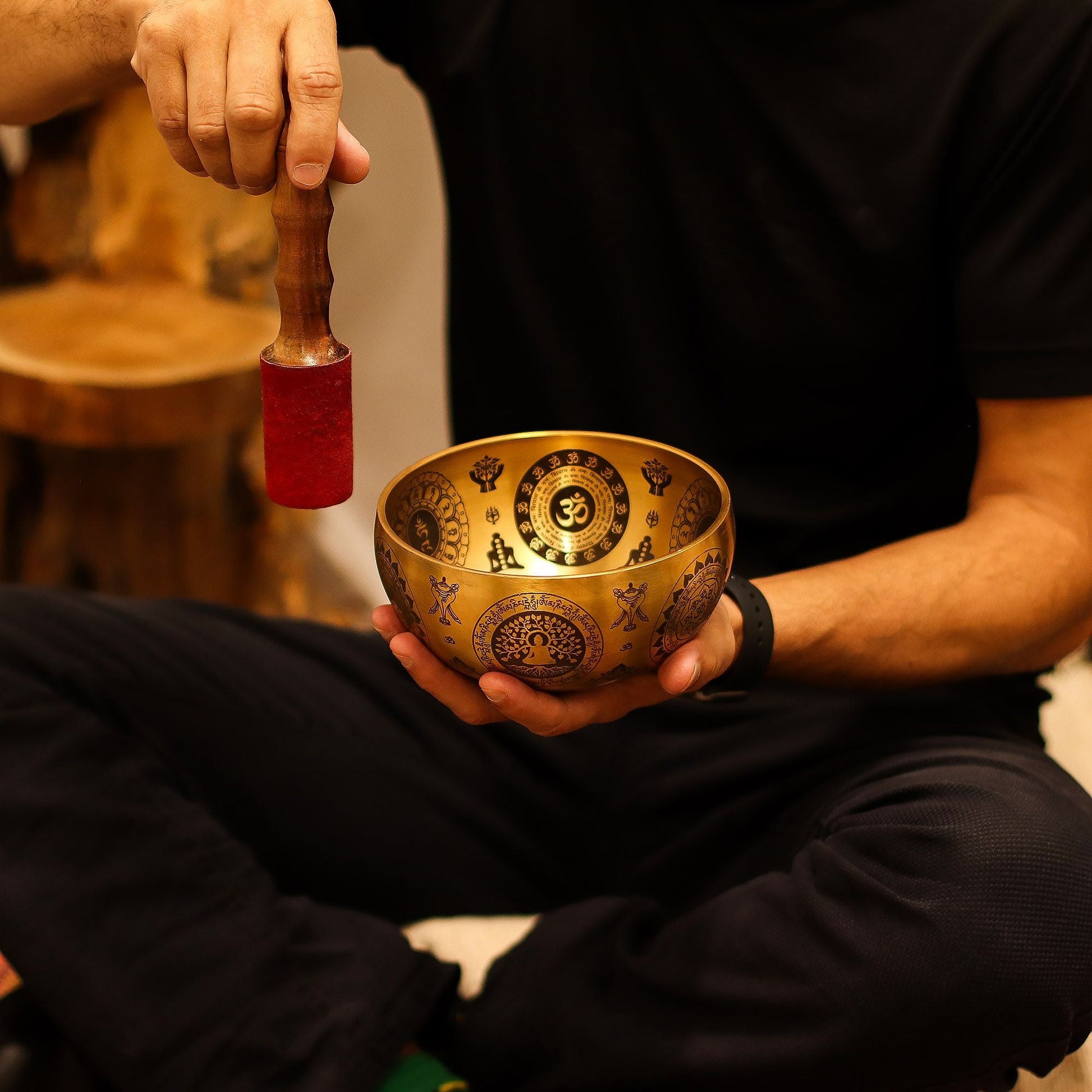 Tibetanska klangskålar i ren mässing – set om 4 – 3.85KG, mässingsskål med ingraverade symboler som hålls i händerna med slagklubba