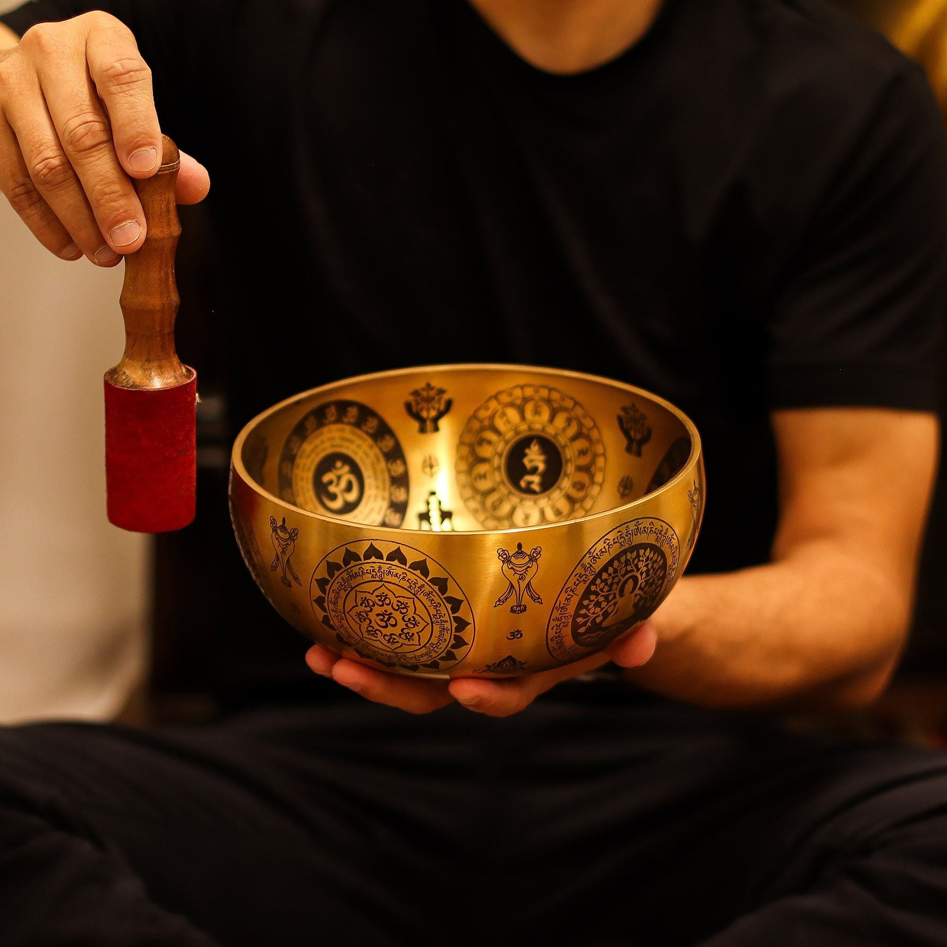 Tibetanska sjungande skålar i ren mässing – set om 4 – 3.85KG, graverad tibetansk mässingsskål med spirituella symboler och klubba i handen