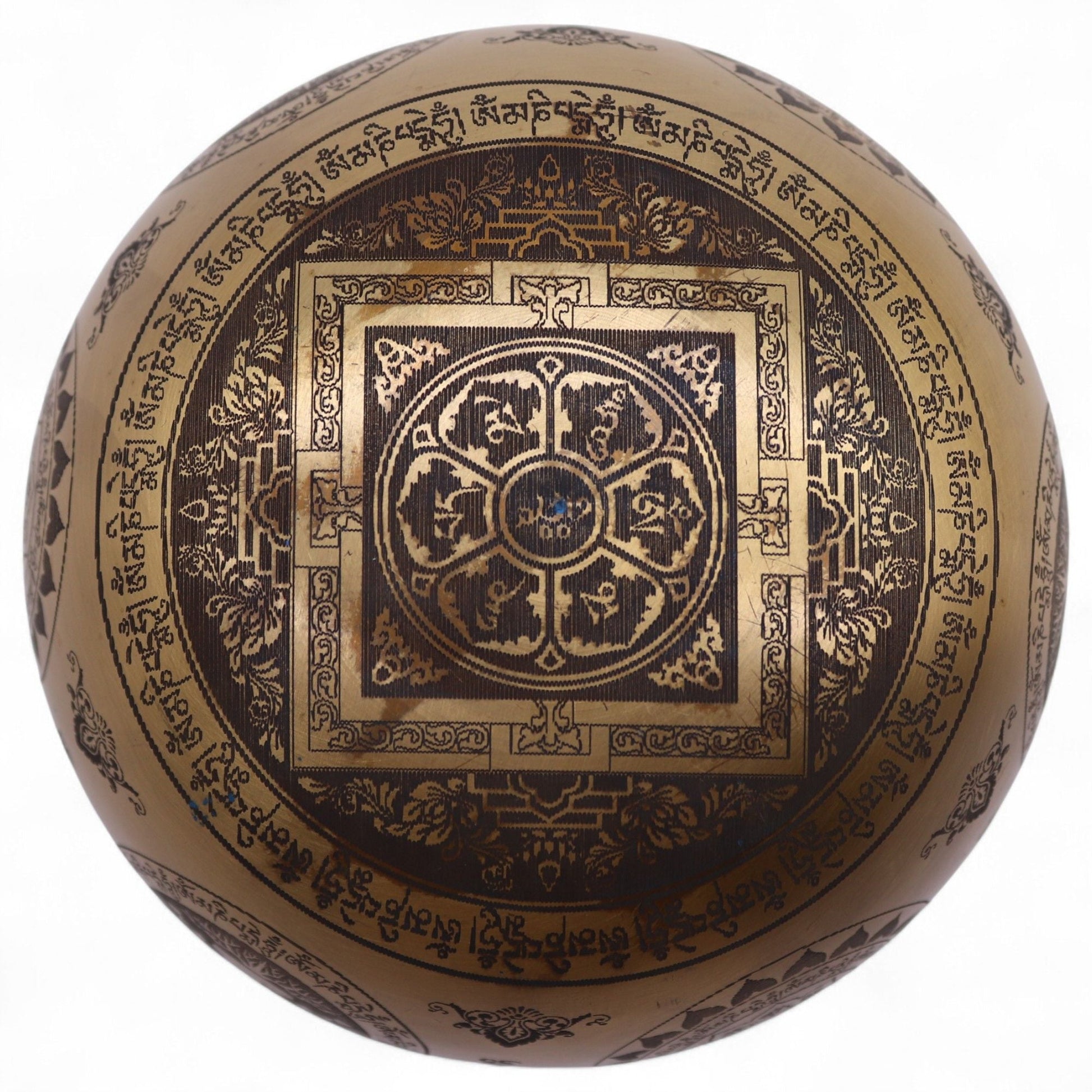 Tibetanska sångskålar i ren mässing – set med 4 – 3,85 kg, vy uppifrån av skålen med ingraverade andliga symboler och intrikat cirkulär mandaladesign