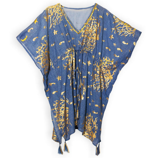 Alt Tag: Pure Cotton Kaftan – Sea Blue Gold Coral, caftán azul mar con estampado coral dorado, escote en V y borlas