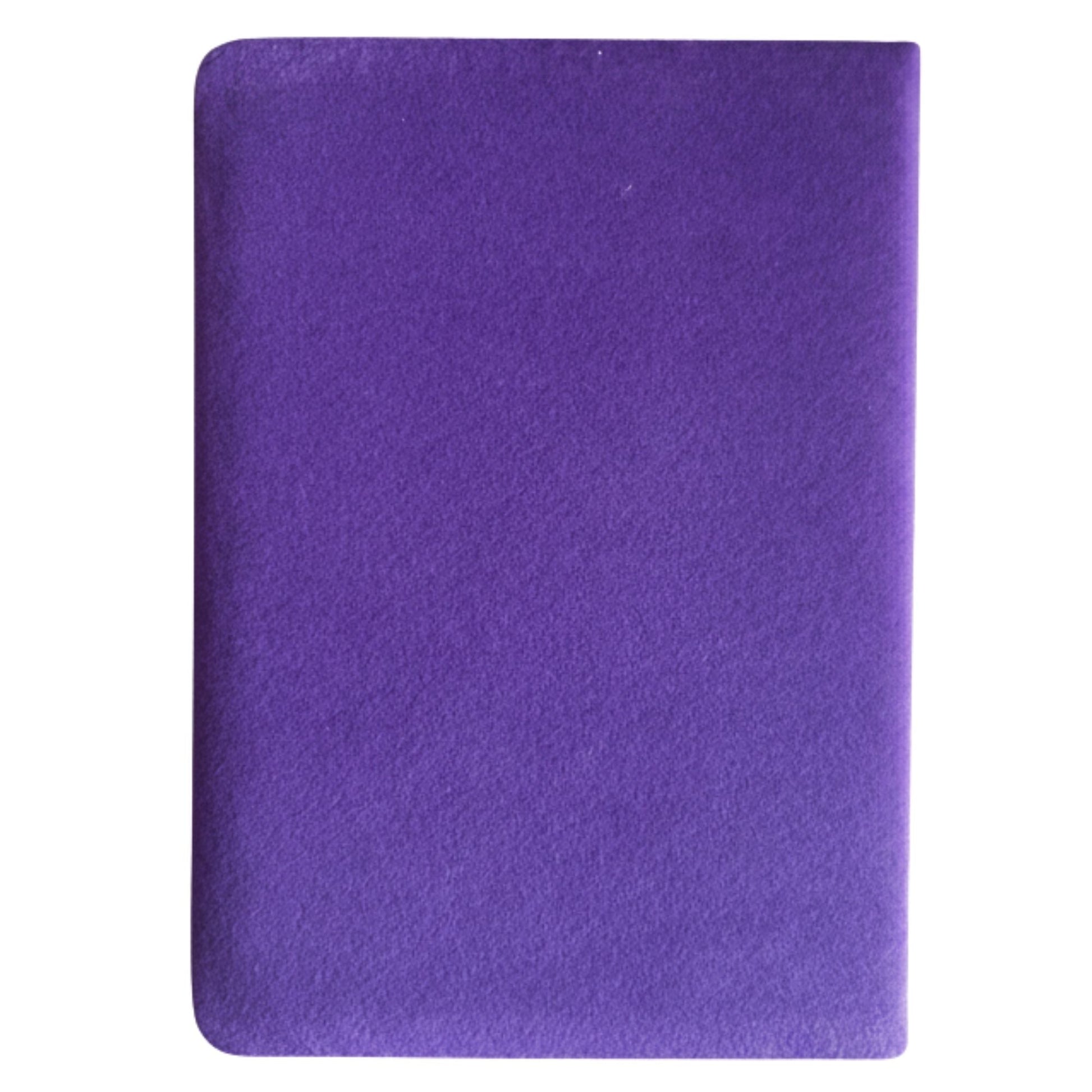Alt Tag: Purple Velvet Notebook – 80 Pages- Create Magic, cuaderno morado de terciopelo con tapa suave y esquinas redondeadas