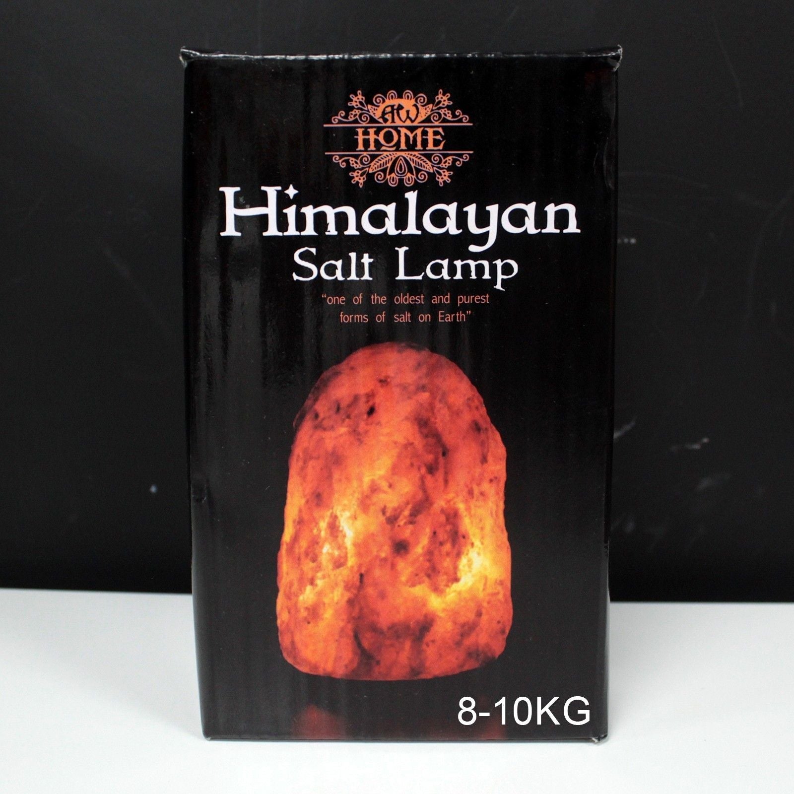 Alt-tag: Naturlig Himalayasaltlampa av hög kvalitet med bas – ca 8–10 kg, kartongförpackning som visar bild av Himalayasaltlampan och etiketten 8–10 kg