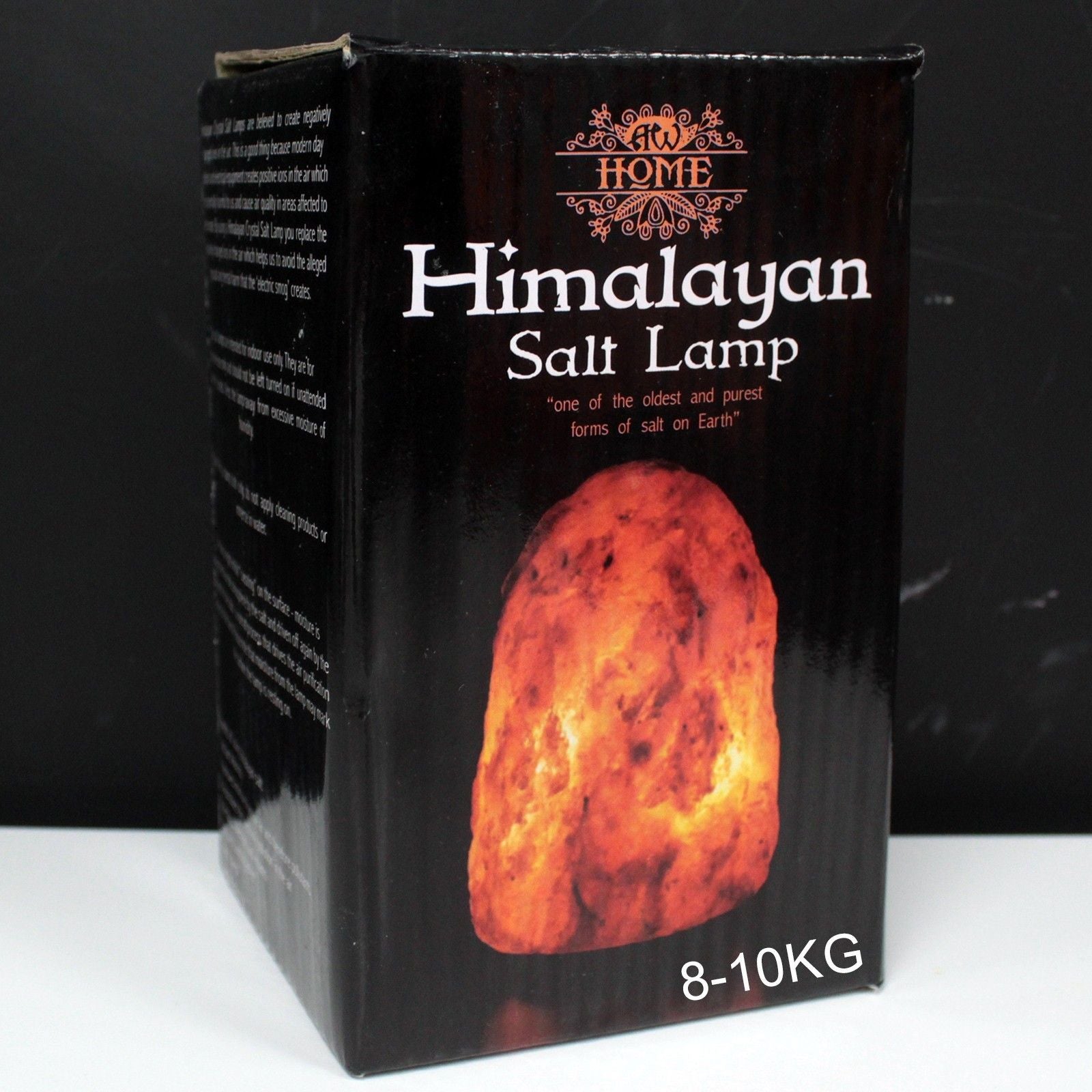 Alt-tagg: Himalayasaltlampa av hög kvalitet i naturmaterial med bas – ca 8–10 kg, förpackad i butikskartong, bild på himalayasaltlampa, 8–10 kg