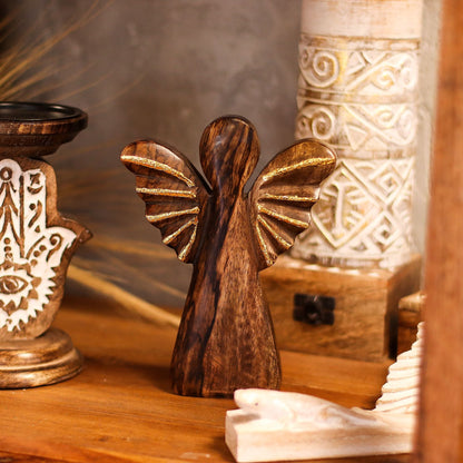 Alt Tag: Figura Radiant Mango Wood Angel – Gold Wings 19CM en estante de madera, decoración artesanal de ángel en madera de mango con alas doradas