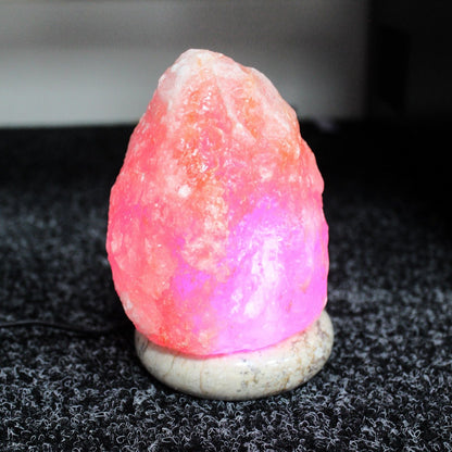 Alt-Tag: Strahlende USB-Himalaya-Salzlampe – 11,5 CM farbwechselnde LED mit rosa Leuchten auf rundem Sockel, kompakte USB-Schreibtischlampe