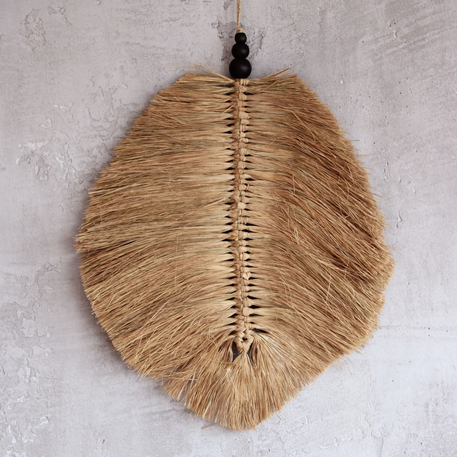 Raffa Seagrass Wall Hanging – 35 CM hecho a mano, colgante decorativo de seagrass con cuentas de rafia y madera de pino
