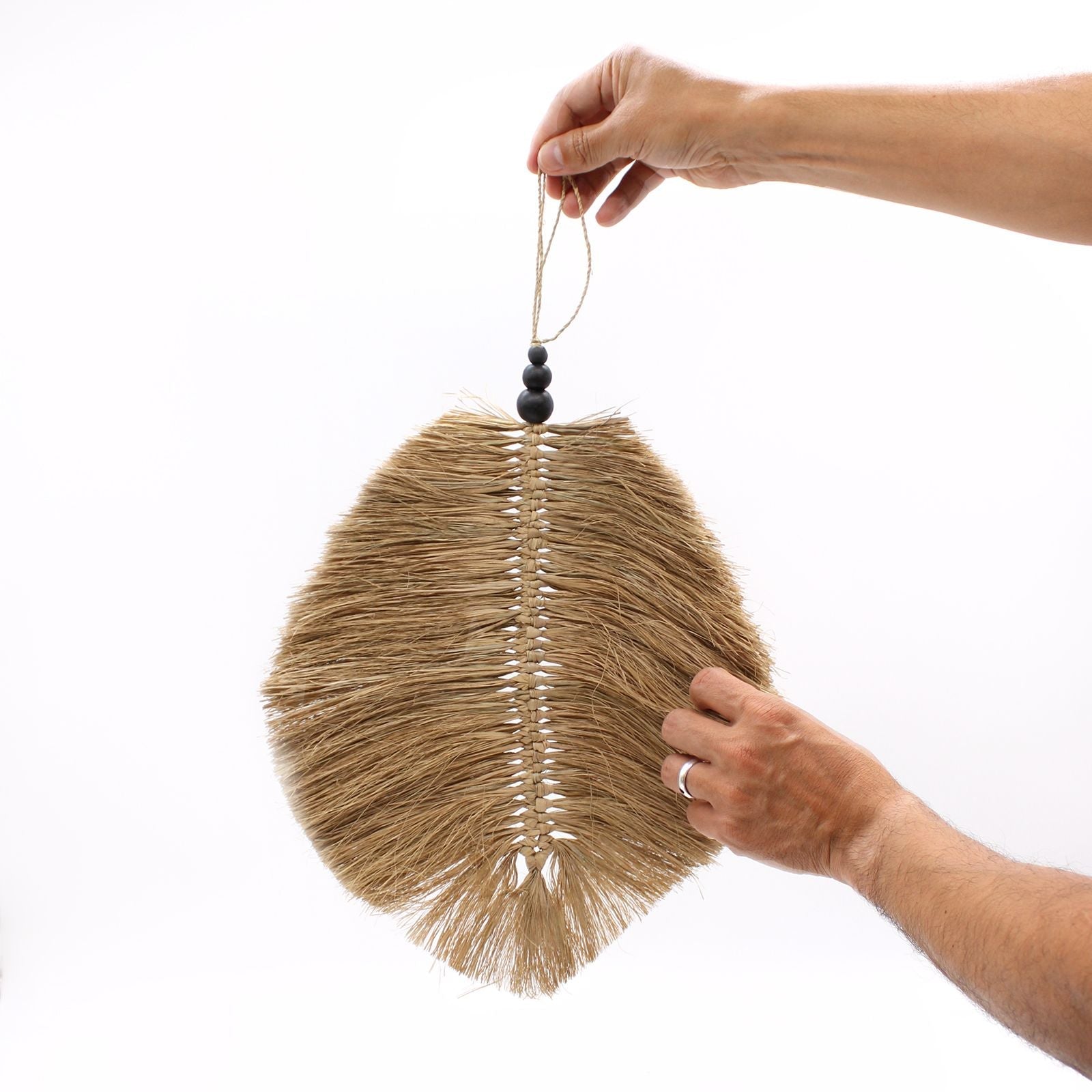 Alt Tag: Raffa Seagrass Wall Hanging – 35 CM, colgante de pared artesanal de seagrass con cuentas de raffa y madera de pino
