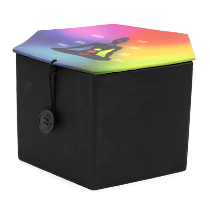 Alt Tag: Yin & Yang sjungskålsset – vit/lila – 10,7 CM svart presentask med regnbågslock och meditationssilhuett