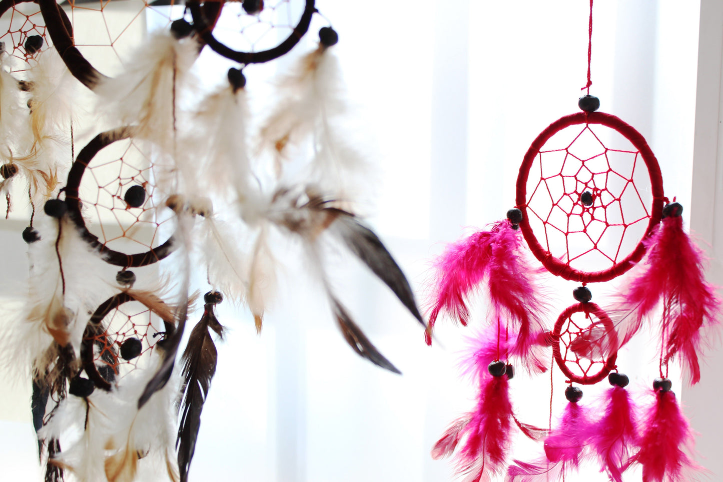Alt Tag: Rainbow Dreamcatcher – Medium Round rund hängande dekoration med fjädrar och detaljer i regnbågsnyanser, boho-dekoration för vägg eller fönster