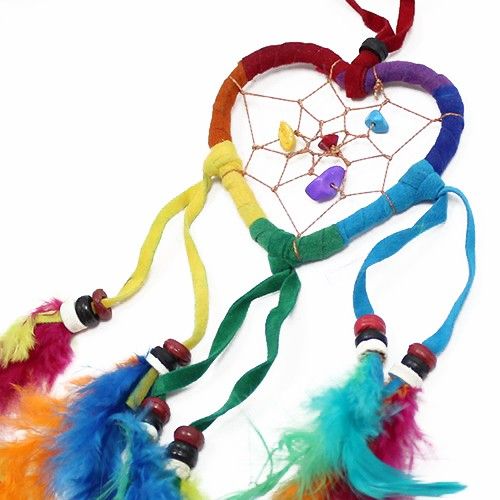 Alt Tag: Rainbow Heart Bali Dreamcatcher – 22 CM corazón arcoíris con plumas de colores, cuentas y cordones de ante sintético