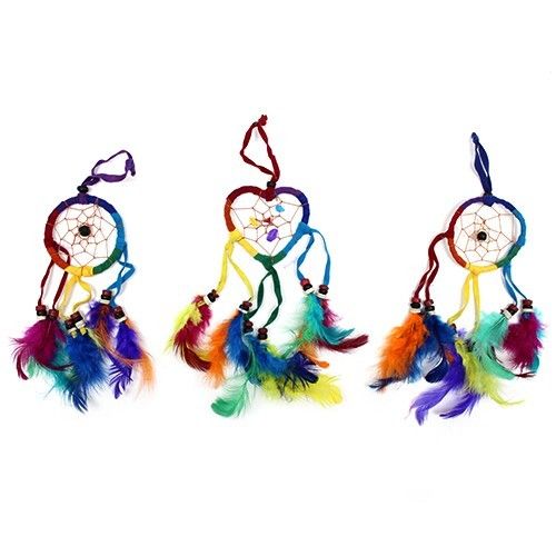 Alt Tag: Rainbow Heart Bali Dreamcatcher – 22 CM, mini atrapasueños artesanal con corazón arcoíris, red con cuentas y plumas de colores