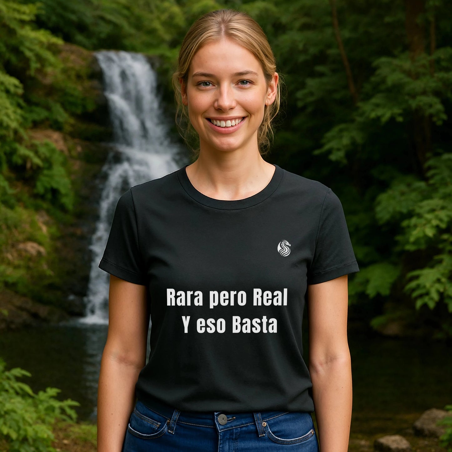 Alt Tag: Mujer con camiseta negra “Rara pero Real Y eso Basta” frente a cascada, Rara Pero Real Eso Basta Drix Sustainable Unisex Tee