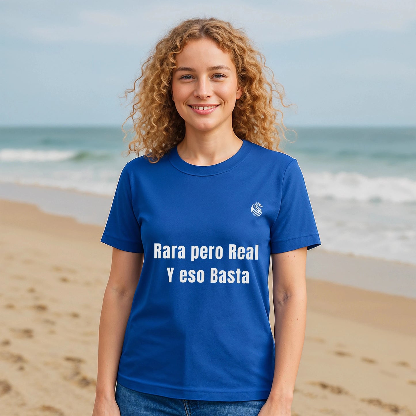 Rara Pero Real Eso Basta Drix Sustainable Unisex Tee en azul, modelo en la playa con texto “Rara pero Real y eso Basta”