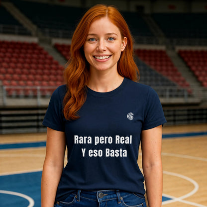 Rara Pero Real Eso Basta Drix Sustainable Unisex Tee en azul marino con texto “Rara pero Real y eso Basta”, vista frontal en modelo