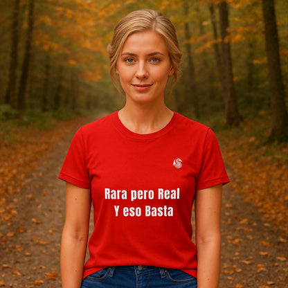 Rara Pero Real Eso Basta Drix Sustainable Unisex Tee en color rojo con frase “Rara pero Real y eso Basta” al frente