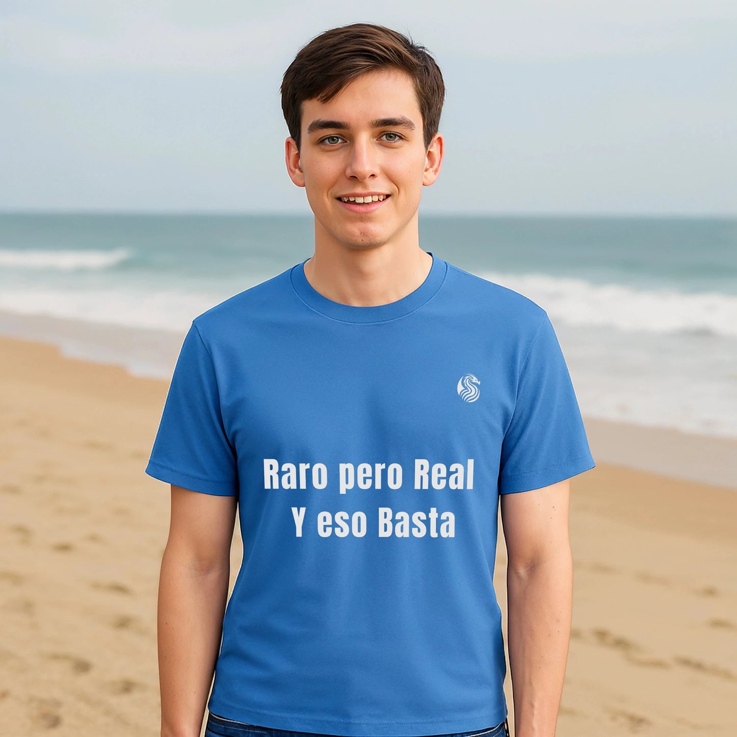 Raro Pero Real Eso Basta % Drix 100% Organic Cotton T-Shirt azul con texto “Raro pero Real Y eso Basta”, modelo de pie en la playa