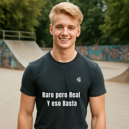 Alt Tag: Hombre con camiseta negra Raro Pero Real Eso Basta % Drix 100% Organic Cotton T-Shirt, texto “Raro pero Real Y eso Basta”