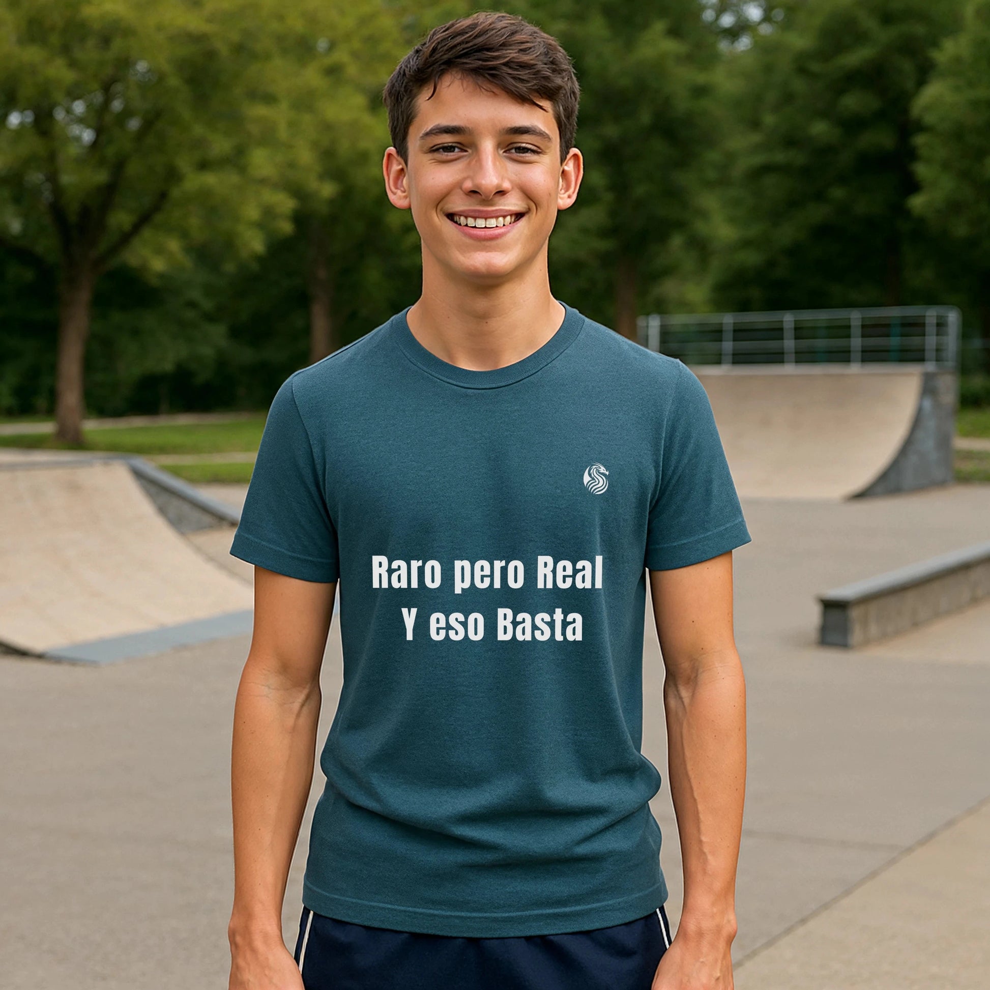 Raro Pero Real Eso Basta % Drix 100% Organic Cotton T-Shirt con estampado “Raro pero Real y eso Basta”, modelo en skatepark