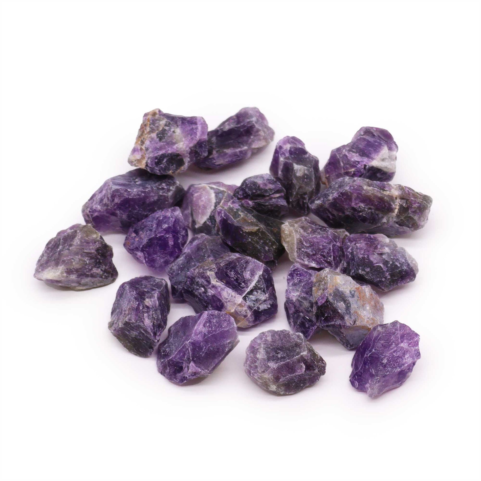 Alt Tag: Amethyst Gemstone – Raw Crystals 500GM, lote de cristales de amatista en bruto morados sobre fondo blanco