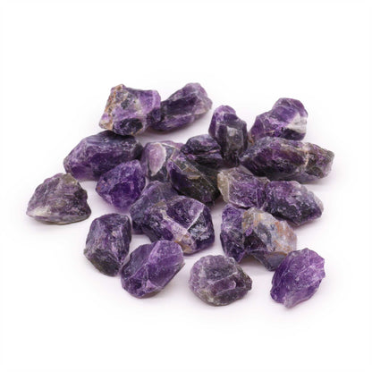 Alt Tag: Amethyst Gemstone – Raw Crystals 500GM, lote de cristales de amatista en bruto morados sobre fondo blanco