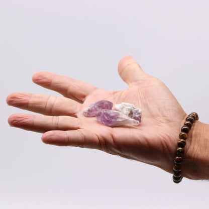 Gemstone Raw Crystals – 500G Amethyst Points en mano, punta de amatista en bruto morada con base blanca, vista de cerca