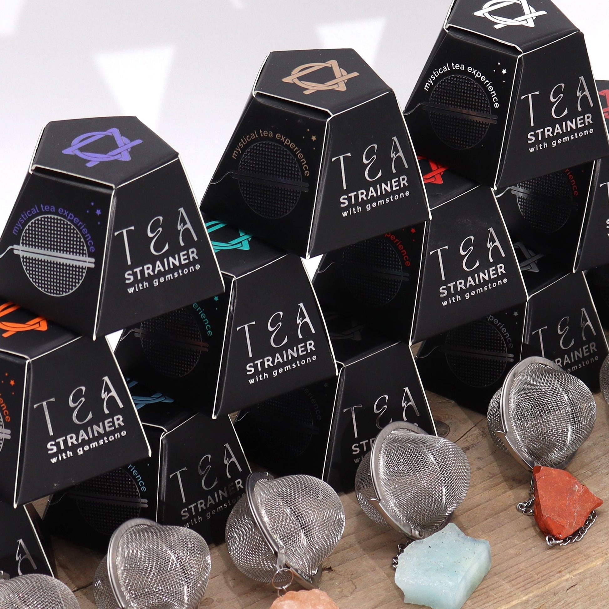 Alt Tag: Rå kristall-tefilter för te – Mookaite teinfuser med finmaskigt filter i rostfritt stål och naturlig mookaite-kristall, presentförpackning i box