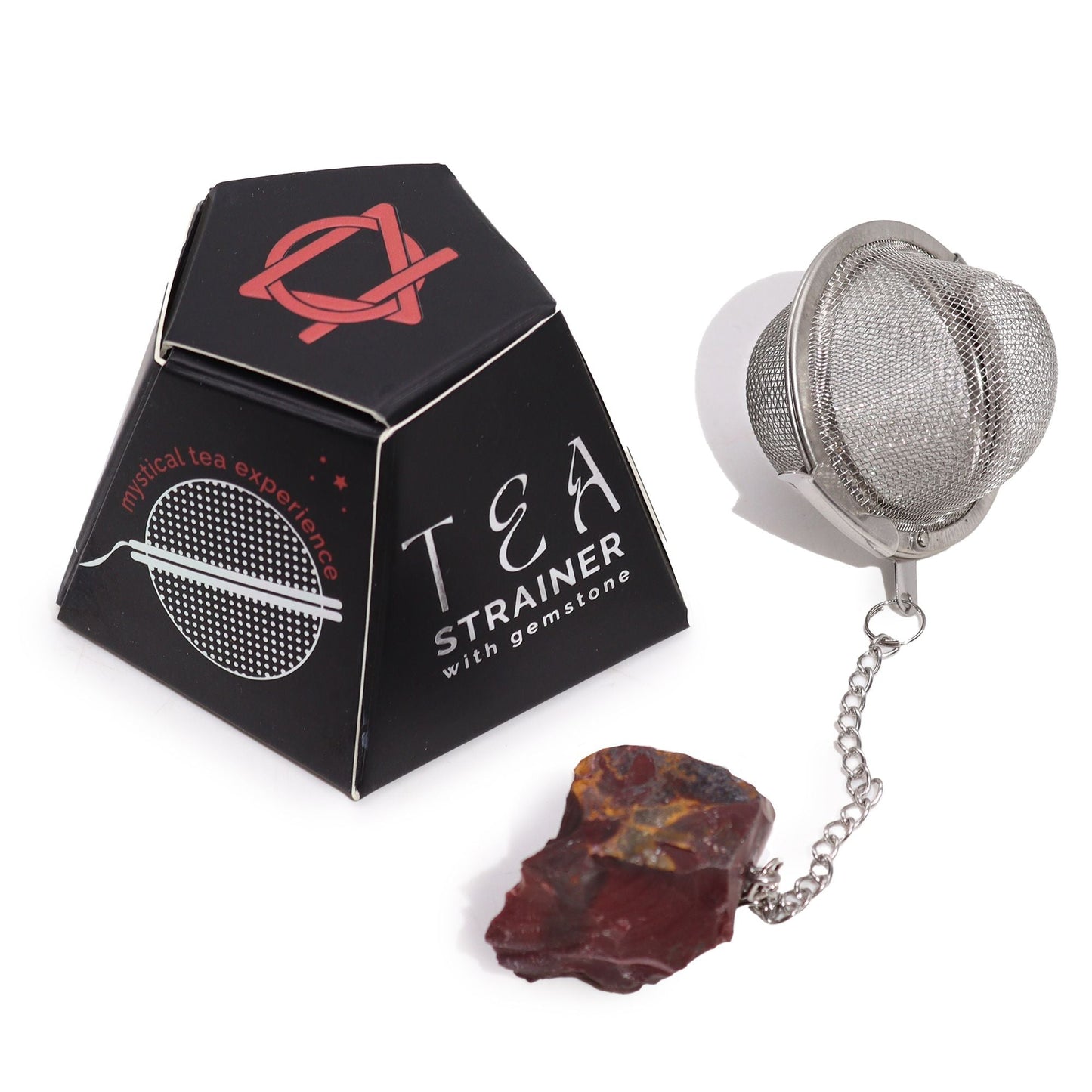 Tesil med rå kristall och ädelsten – Mookaite med infuser i rostfritt stål och nät, kedja och rå mookaite-sten bredvid tesilens förpackning