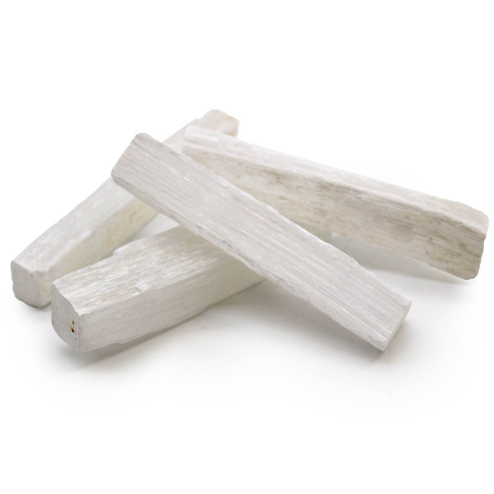 Alt Tag: Raw Selenite Crystal Wand – 7-10 CM, varitas de selenita cruda blanca translúcida en primer plano sobre fondo blanco