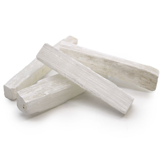 Alt Tag: Raw Selenite Crystal Wand – 7-10 CM, varitas de selenita cruda blanca translúcida en primer plano sobre fondo blanco