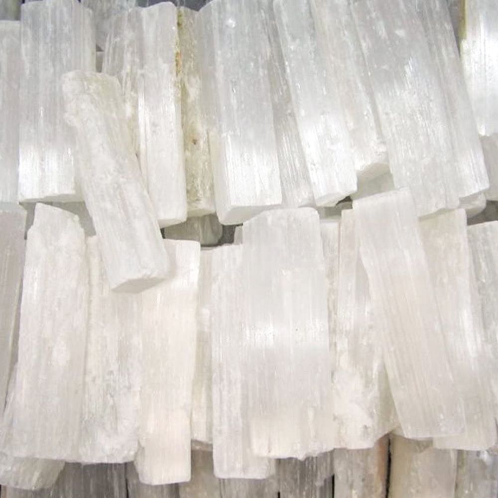 Alt Tag: Raw Selenite Crystal Wand – 7-10 CM de selenita cruda blanca translúcida, varillas de piedra natural en primer plano