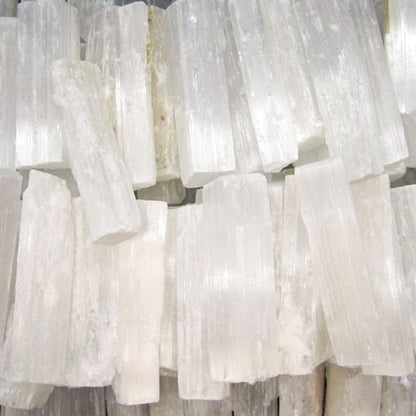 Alt Tag: Raw Selenite Crystal Wand – 7-10 CM de selenita cruda blanca translúcida, varillas de piedra natural en primer plano