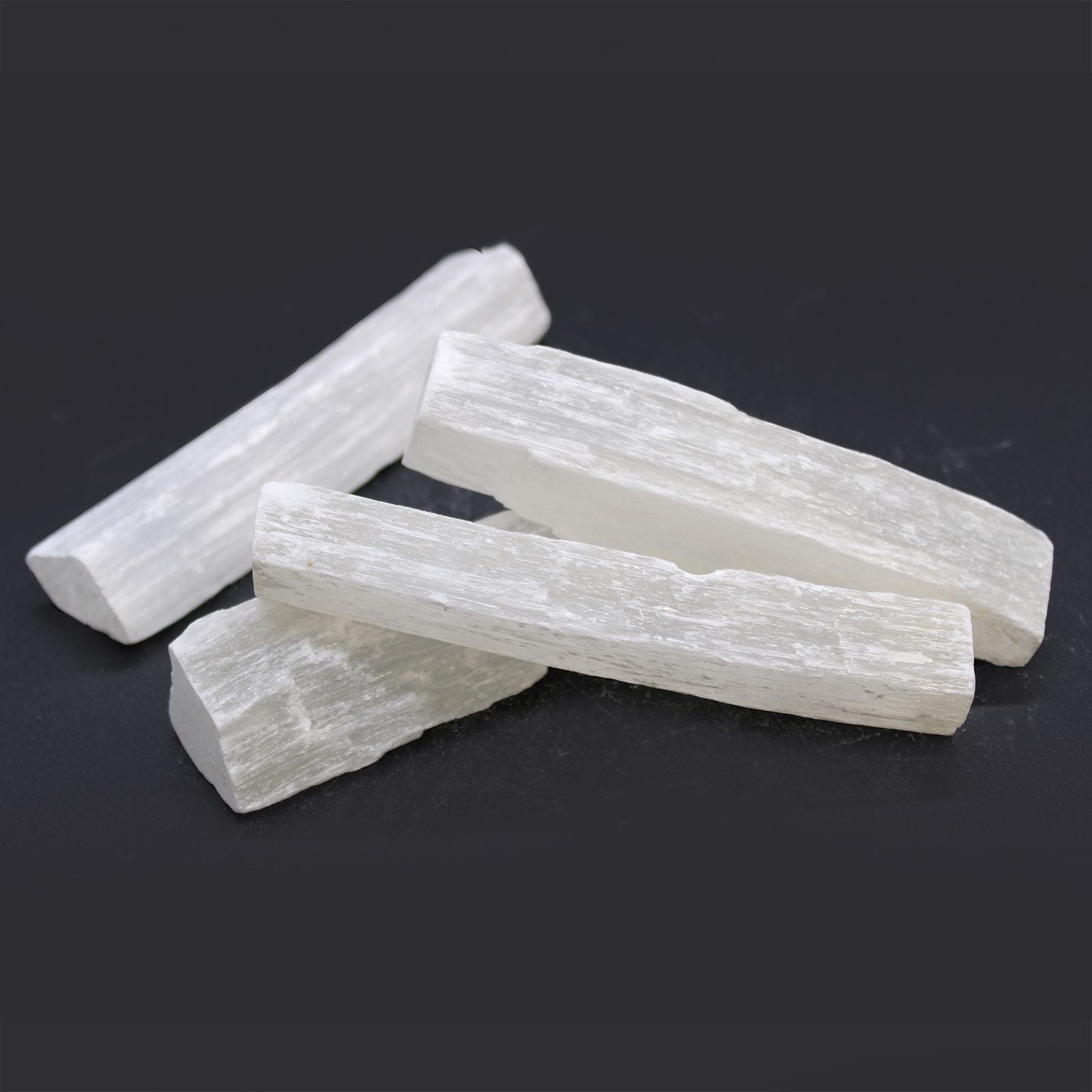 Raw Selenite Crystal Wand – 7-10 CM, varitas de selenita cruda translúcidas de Marruecos sobre fondo negro