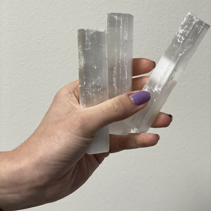 Raw Selenite Crystal Wand – 7-10 CM en mano, varitas de selenita cruda translúcida, piedra natural tipo barra