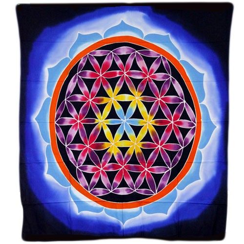 Alt-Tag: Rayon Bali Wax Batik-Wandbehang – 107x103 CM mit „Flower of Life“-Design in mehrfarbiger Sacred Geometry auf blauem Hintergrund