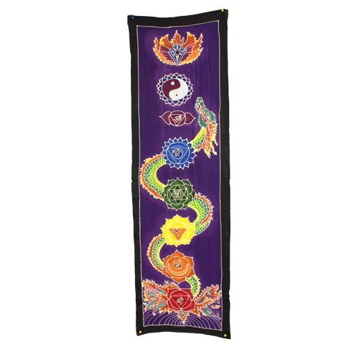 Rayon Batik väggkonst – Dragon 175x53 CM, lila panel med flerfärgad drake och chakrasymboler, handgjord batik från Bali