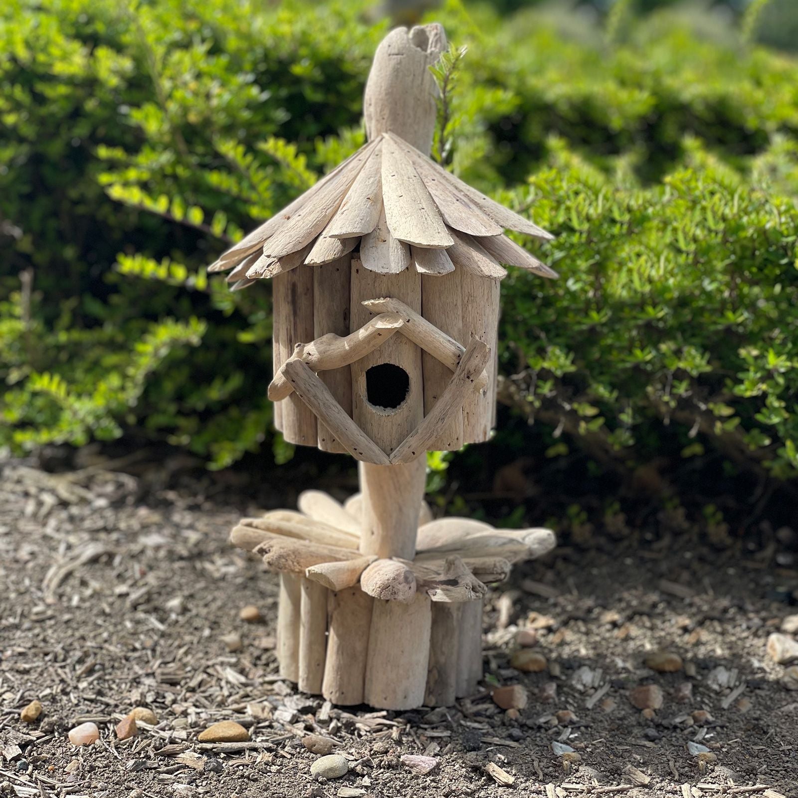 Recycled Driftwood Birdbox – Stand: 26x26x47 CM rustic driftwood birdhouse on stand in garden