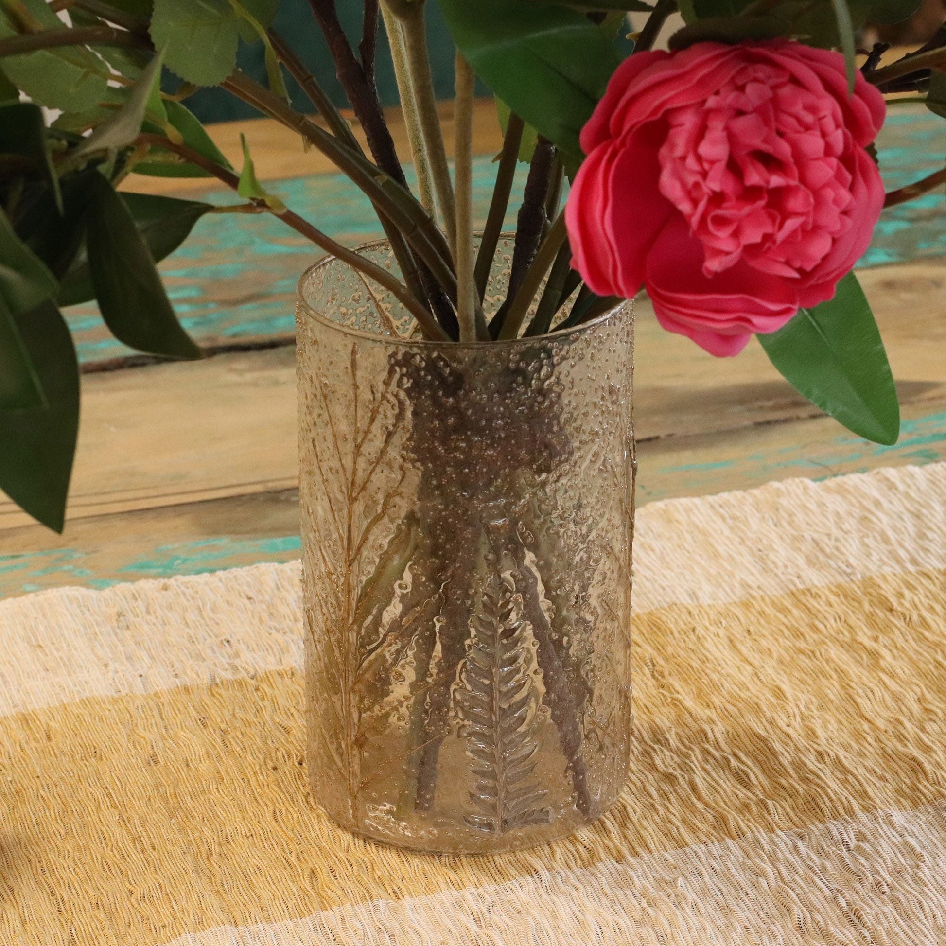 Alt Tag: Portavelas de vidrio reciclado – 19x11 CM con diseño de hojas prensadas en vidrio reciclado, decoración natural para mesa