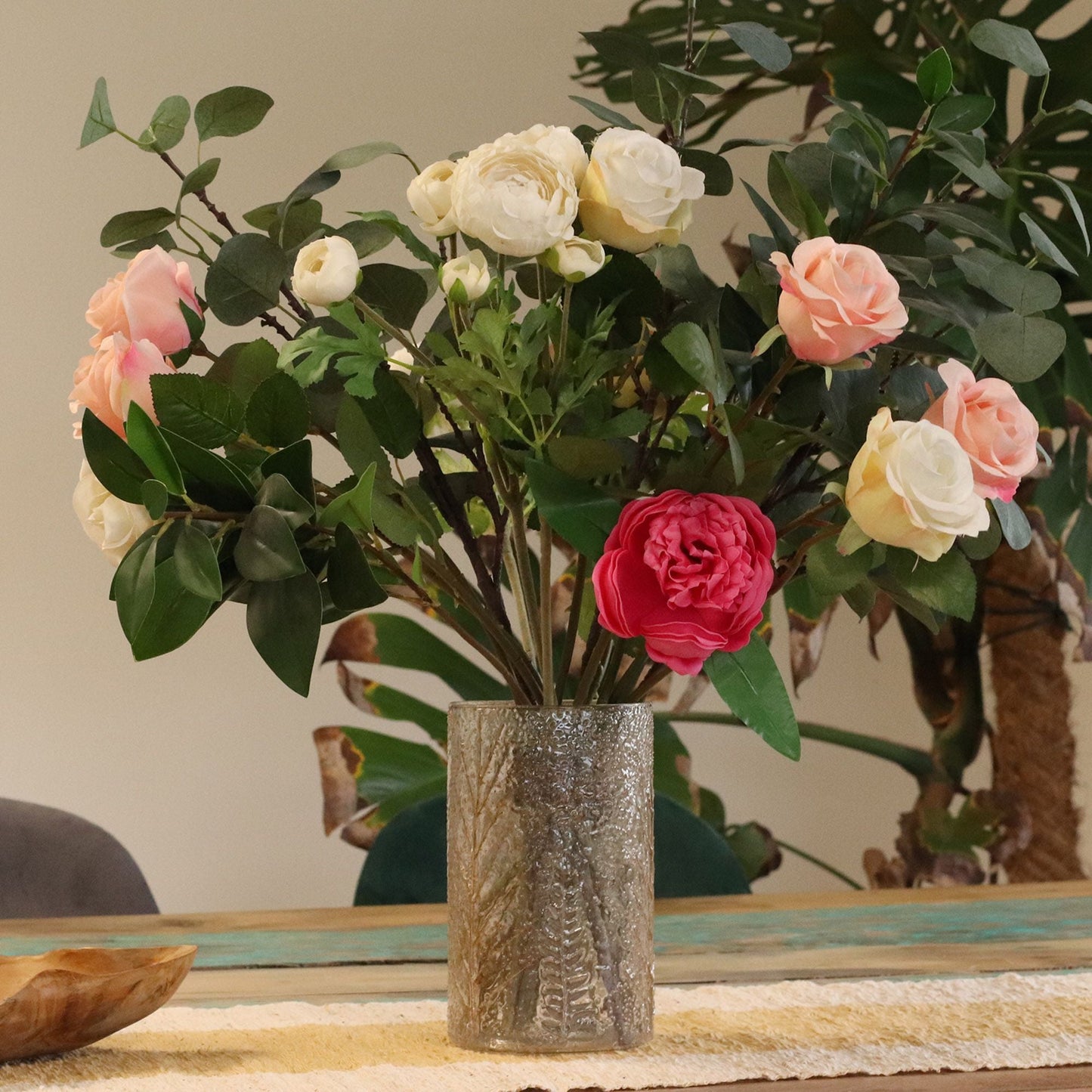 Alt Tag: Portavelas de vidrio reciclado – 19x11 CM con hojas prensadas, diseño de vidrio reciclado inspirado en el bosque para decoración de mesa
