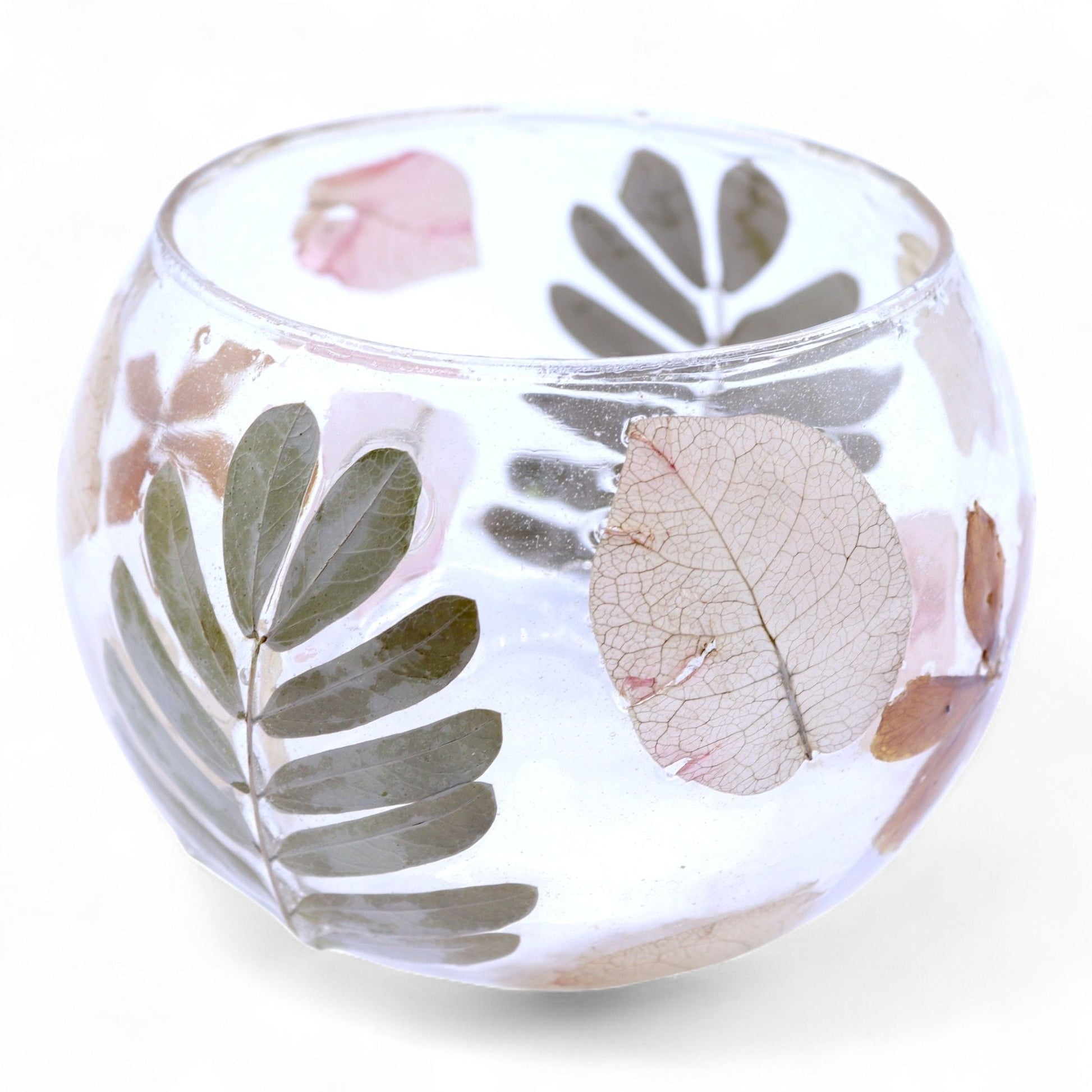Alt Tag: Portavelas de vidrio reciclado – Primavera 8x10 CM con flores prensadas y hojas naturales en vidrio reciclado, diseño artesanal