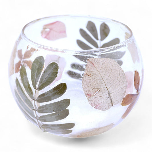 Alt Tag: Recycled Glass Candle Holder – Primavera 8x10 CM con flores prensadas y hojas naturales en vidrio reciclado, diseño artesanal