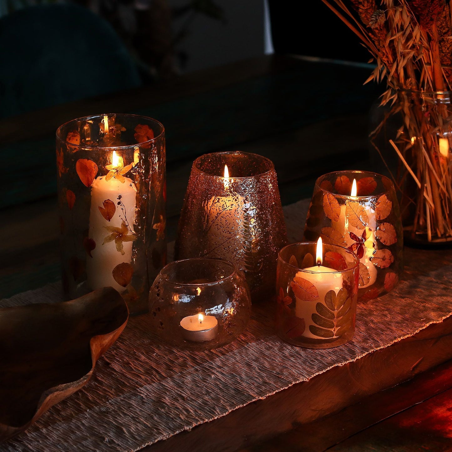 Portavelas de vidrio reciclado – Primavera 8x8 CM con velas encendidas, vidrio reciclado con hojas y flores prensadas, decoración botánica