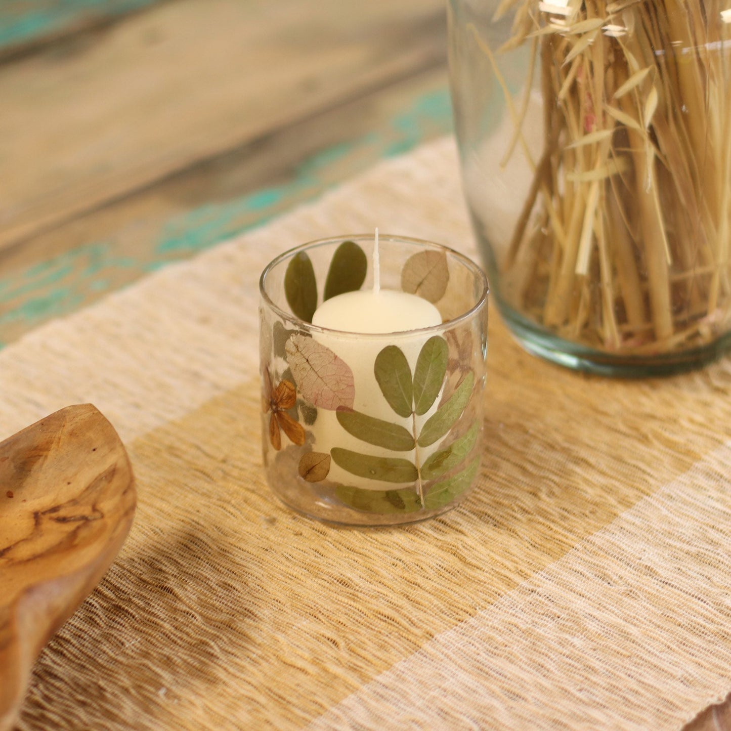 Alt Tag: Portavelas de vidrio reciclado – Primavera 8x8 CM con hojas prensadas y vela tealight sobre mesa de madera