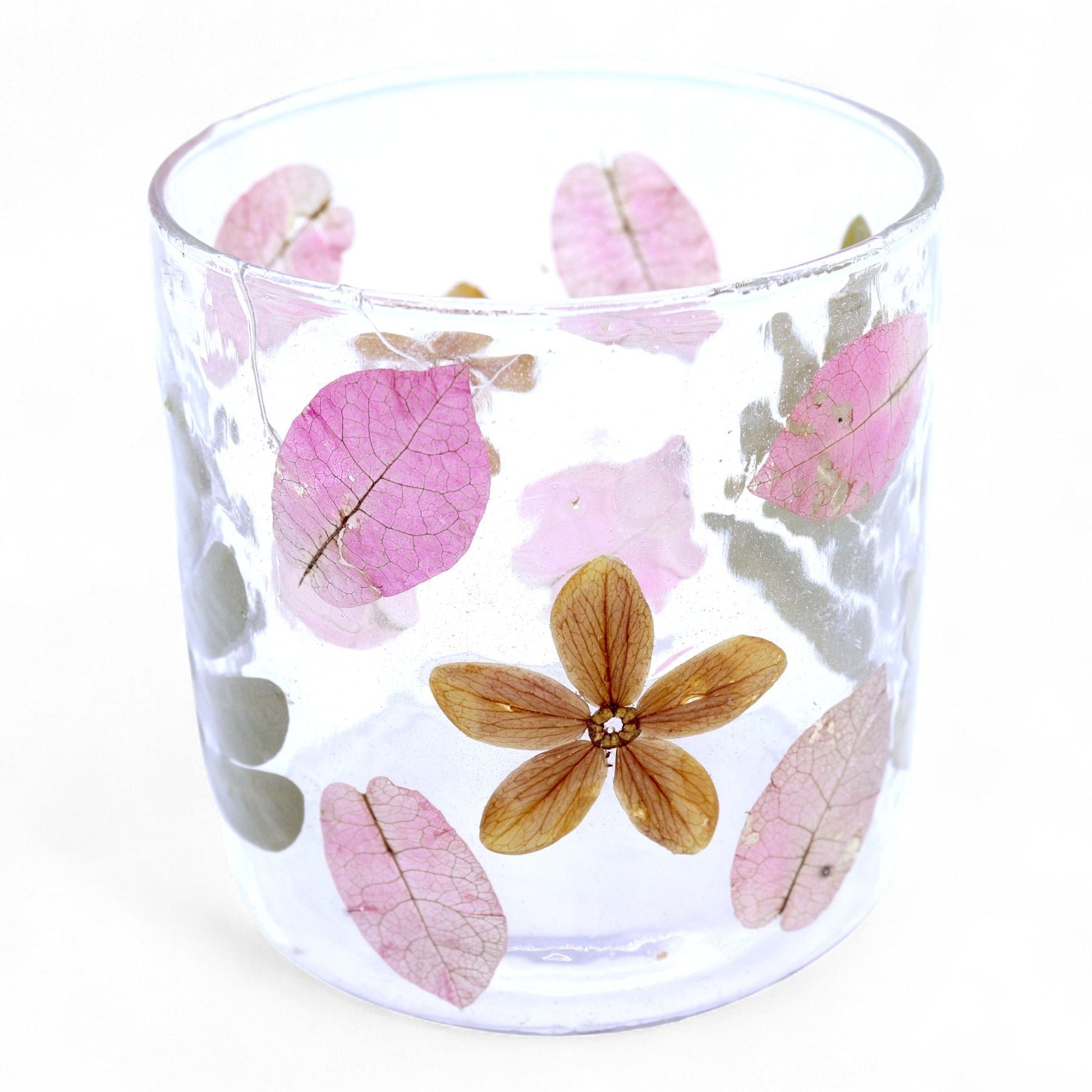 Alt Tag: Portavelas de vidrio reciclado – Primavera 8x8 CM con hojas rosas prensadas y flor, votiva artesanal de vidrio reciclado