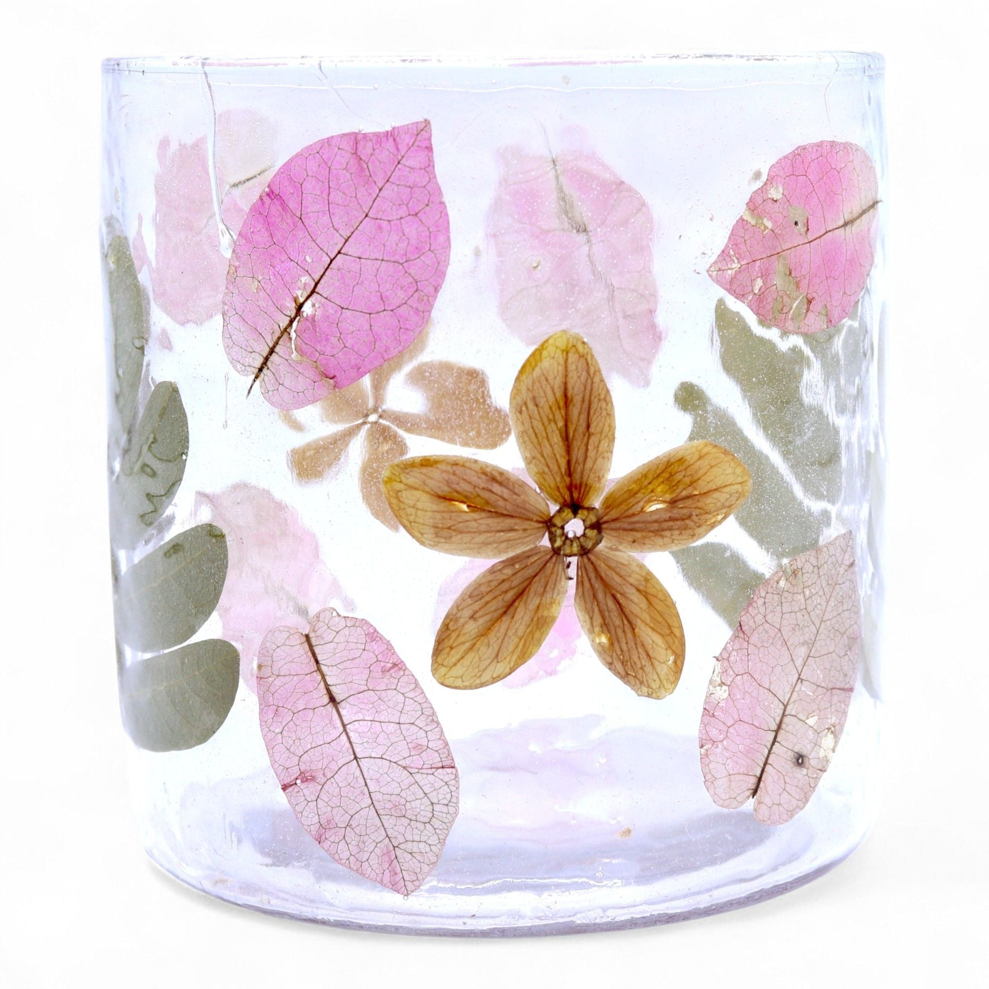 Alt Tag: Portavelas de vidrio reciclado – Primavera 8x8 CM con hojas prensadas y diseño floral, portavelas artesanal de vidrio reciclado para vela tipo tealight
