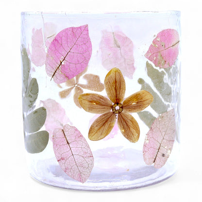 Alt Tag: Portavelas de vidrio reciclado – Primavera 8x8 CM con hojas prensadas y diseño floral, portavelas artesanal de vidrio reciclado para vela tipo tealight
